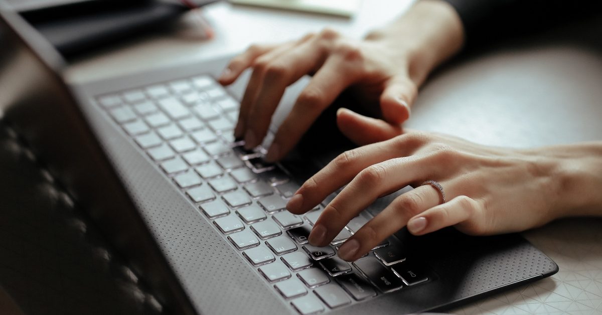 mains de femme sur un clavier d'ordinateur portable